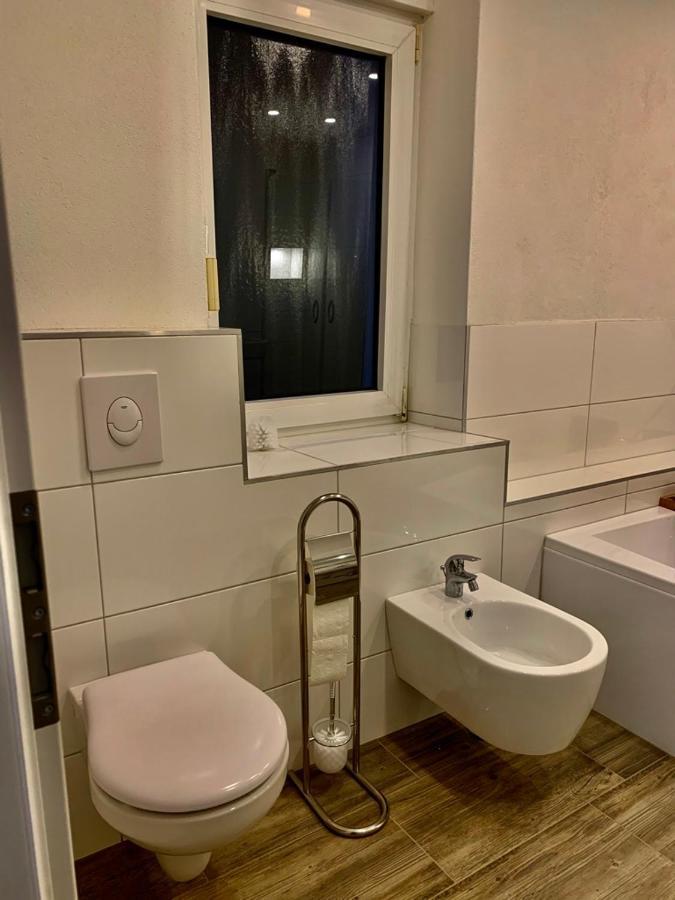 Monteurzimmer Oberlistingen Zweibettzimmer Mit 2 Baedern Breuna Εξωτερικό φωτογραφία