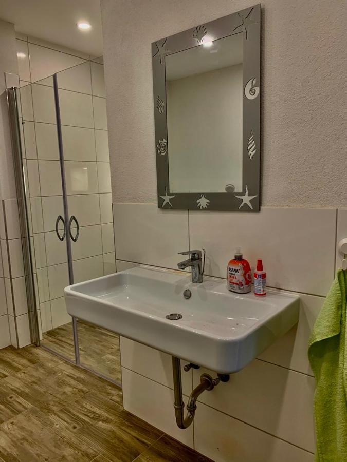 Monteurzimmer Oberlistingen Zweibettzimmer Mit 2 Baedern Breuna Εξωτερικό φωτογραφία