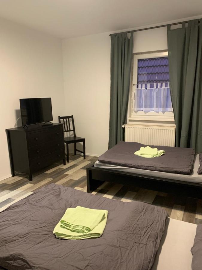 Monteurzimmer Oberlistingen Zweibettzimmer Mit 2 Baedern Breuna Εξωτερικό φωτογραφία